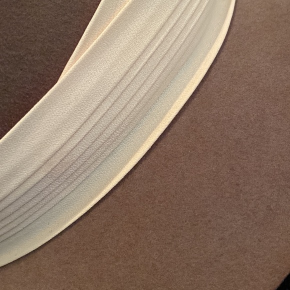 Super Nice hat! A dynamic chic look indeed! - Picture 9 of 11